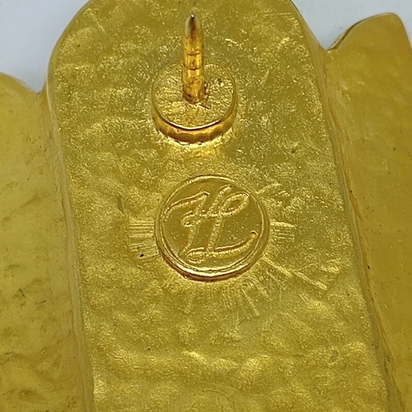 * Karl Lagerfeld window with shutters gold tone pin brooch - Picture 5 of 5